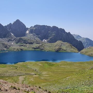 Hiking to Toba lakes